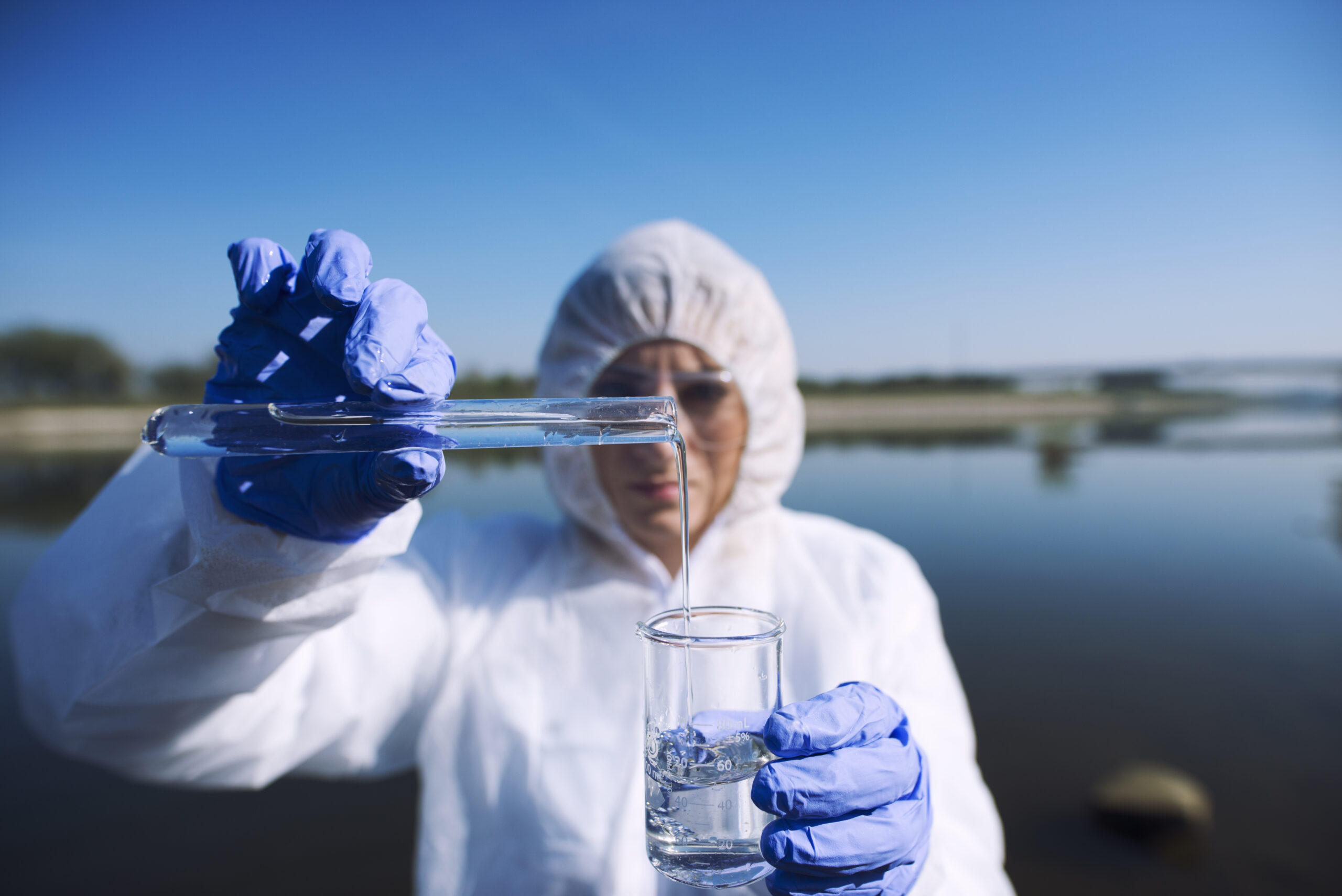 Cientista coleta amostra de água para análise